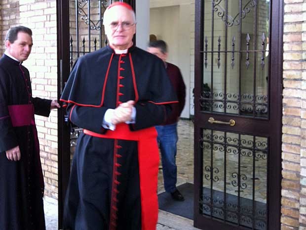O arcebispo de São Paulo, Dom Odilo Pedro Scherer, ruma para a Casa Santa Marta. (Foto: Fernanda Kalena / Especial para o G1)