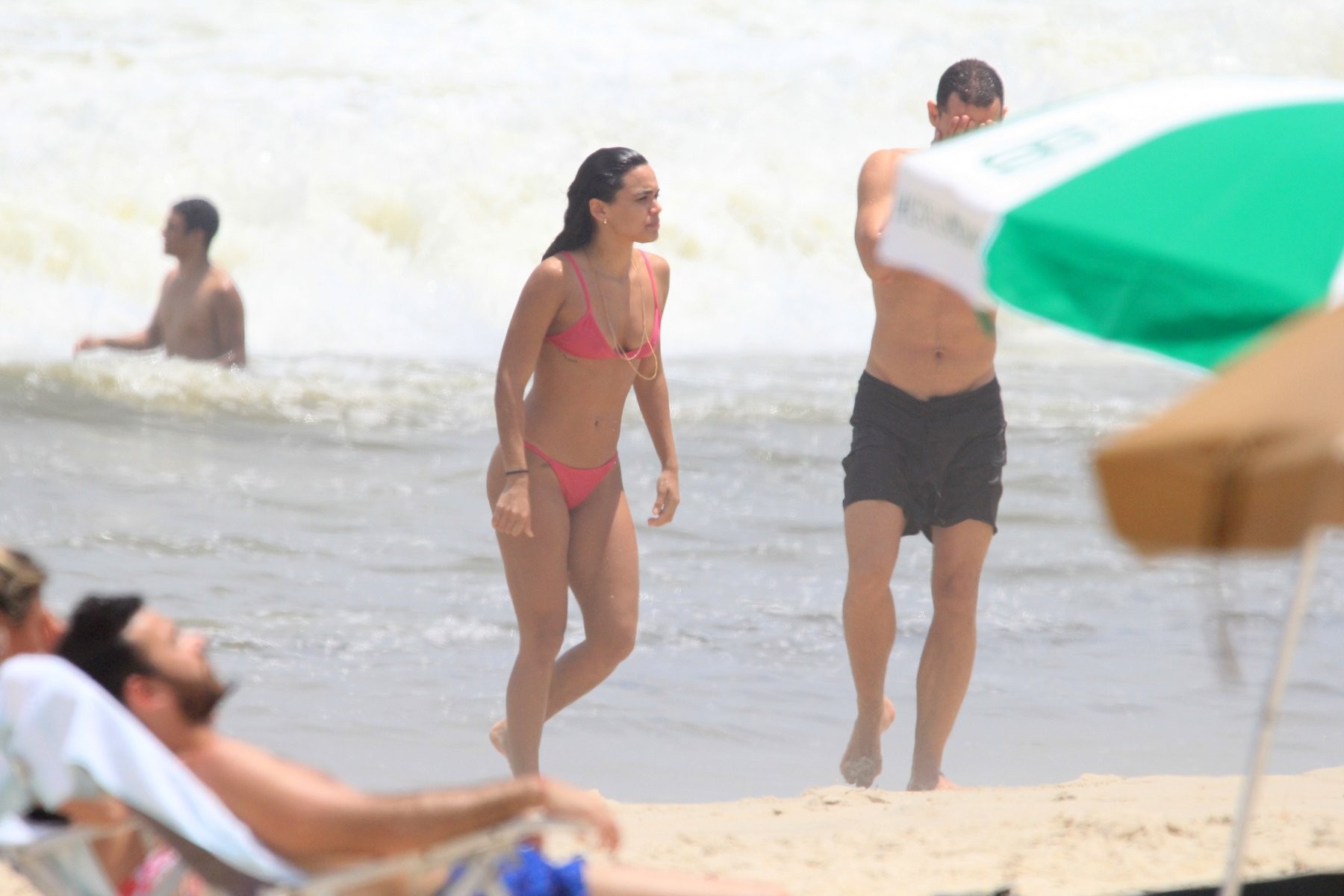Giovana Cordeiro e Giuliano Laffayette curtem praia no Rio (Foto: AgNews) Giovana Cordeiro e Giuliano Laffayette curtem praia no Rio (Foto: AgNews)