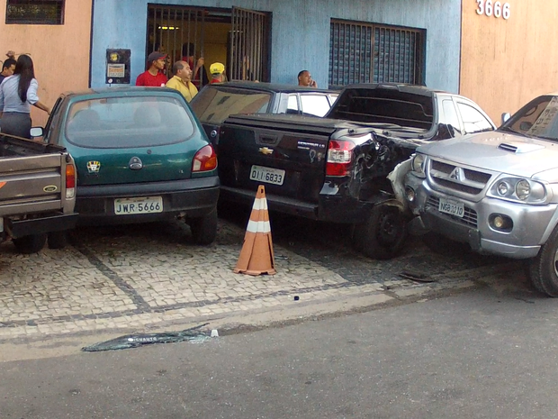 Policial foi baleado quando dirigia o automóvel e se recusou a parar o veículo a pedido dos homens na moto (Foto: Gilson Melo/TV Verdes Mares)