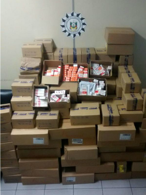 Policiais apreenderam cerca de 100 caixas de remédios (Foto: Divulgação/Denarc)