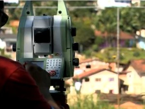 equipamento, uma espécie de robô, fará a comunicação com os prismas espalhados no Morro do Coripós a cada 15 minutos (Foto: Reprodução/RBS TV)