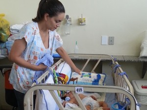 Pediatra cuida de bebê em hospital de Goiânia, Goiás (Foto: Renata Costa/ TV Anhanguera)