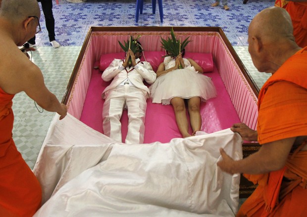 Tradição afastaria o azar e traz felicidade à vida do casal (Foto: Chaiwat Subprasom/Reuters)