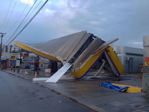 Estrutura cedeu enquanto o posto ainda funcionava, mas ninguém ficou ferido (Foto: Kety Marinho/TV Globo)
