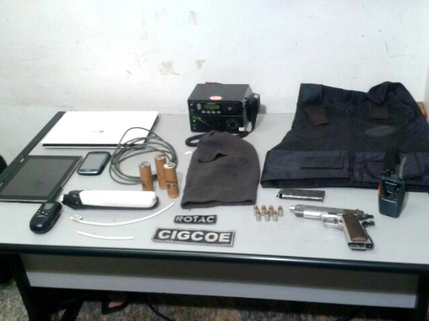 Arma, explosivos e produtos roubados forma encontrados com suspeitos. (Foto: Flávia Galdiole/TV Morena)