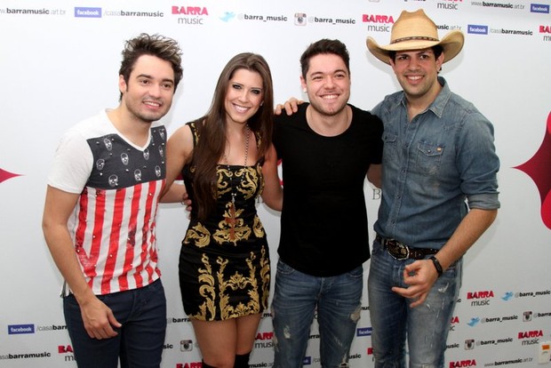 Andressa e Nasser, ex-BBB13, com Fernando e Sorocaba (Foto: Anderson Borde/AgNews)