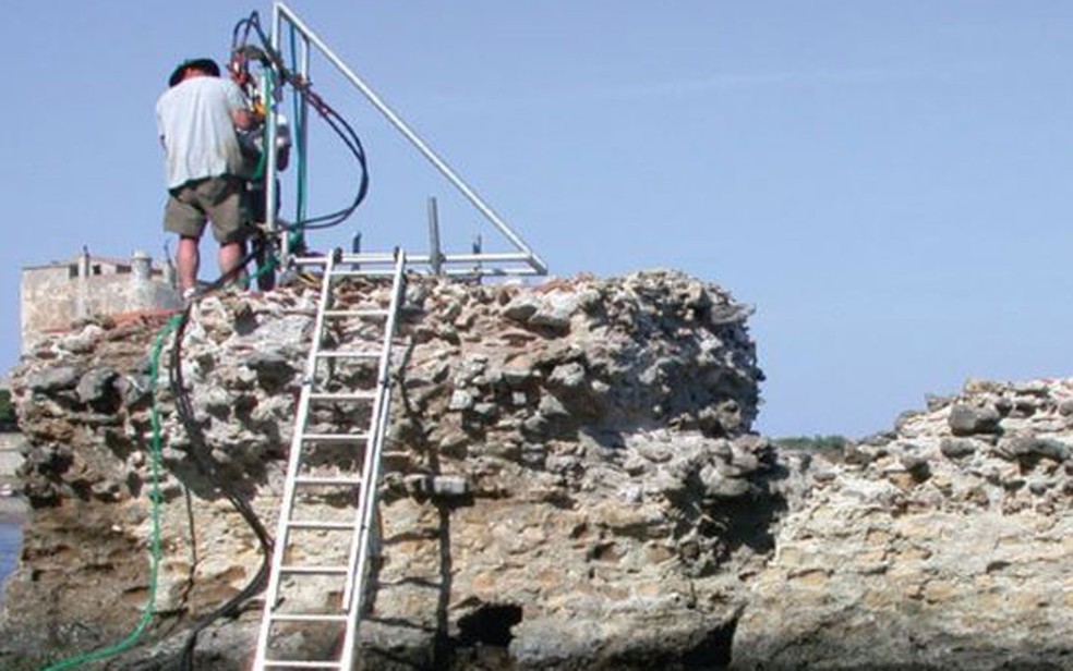 Composição química de concreto romano há tempos intrigava cientistas (Foto: JP Oleson)