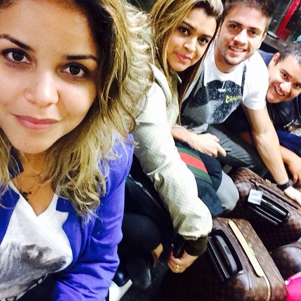 Preta Gil e o namorado, Rodrigo Godoy, com amigos em aeroporto no Rio (Foto: Instagram/ Reprodução)