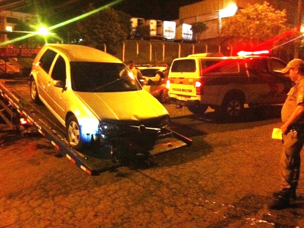 Carro foi guinchado após bater contra muro em avenida de Chapecó (Foto: PM/Divulgação)