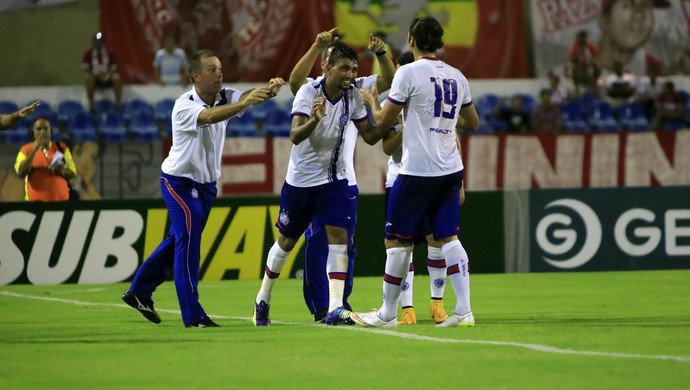 Kieza comemora o terceiro gol do Bahia contra o CRB (Foto: Ailton Cruz/ Gazeta de Alagoas)
