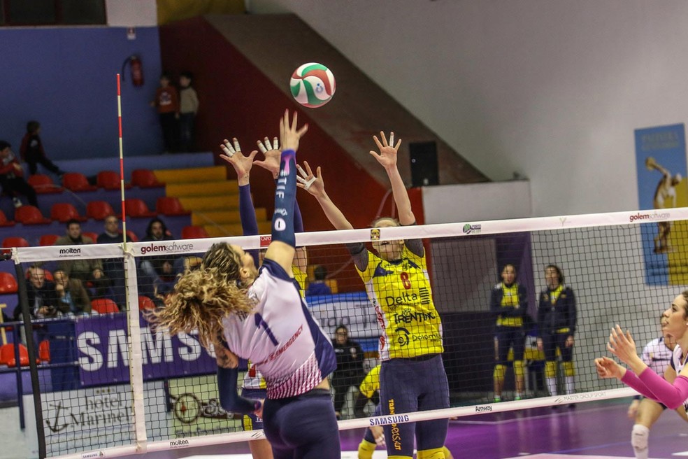 Tifanny ataca durante a sua estreia (Foto: Divulgação)