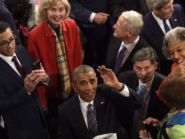 O presidente dos EUA, Barack Obama, acena após encerrar seu discurso do Estado da União em Washington, na noite de terça (12) (Foto: AFP Photo/Saul Loeb)