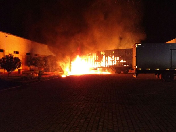 Bombeiros usaram quatro mil litros de água para controlar as chamas (Foto: Divulgação / Corpo de Bombeiros)