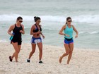 Grazi Massafera e Anna Lima correm em praia do Rio