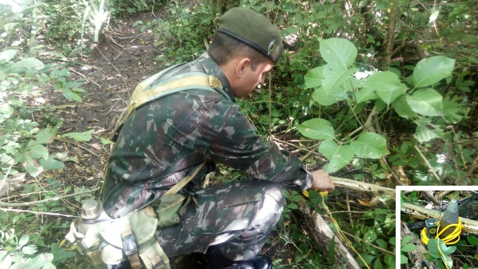 Momento em que militar prepara morteiro para ser detonado, no detalhe o artefato já preparado para ser destruído (Foto: 18ª Brigada de Infantaria de Fronteira/Divulgação)