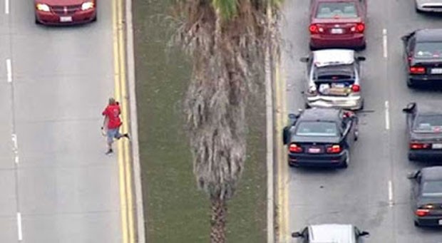 Ladrão largou BMW roubada e tentou fugir de skate nos EUA (Foto: Reprodução/YouTube/CNN) Ladrão largou BMW roubada e tentou fugir de skate nos EUA (Foto: Reprodução/YouTube/CNN)