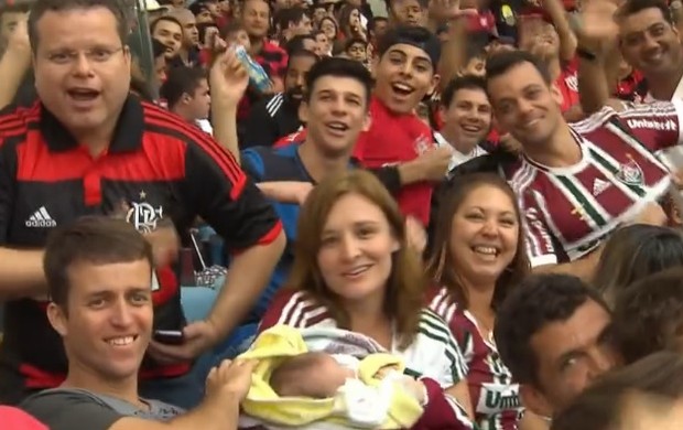 Torcedores de Flamengo e Fluminense assistem a partida em harmonia no Maracanã (Foto: Reprodução SporTV)