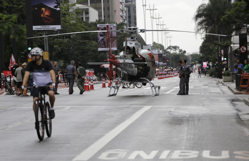Helicóptero da PM fecha pista da Paulista para resgate de homem que caiu do Masp (Foto: Nelson Antoine/Estadão Conteúdo)