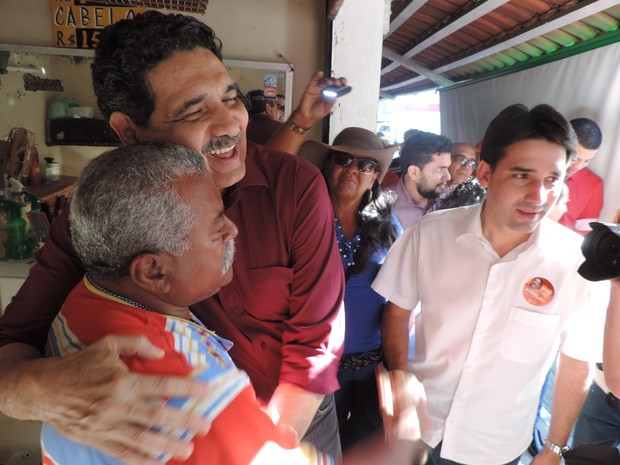 João Paulo, candidado a prefeito do Recife pelo PT, visita o Mercado do Cordeiro, na Zona Oeste do Recife (Foto: Bruno Marinho/G1)