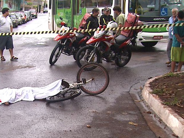 G1 Menino tenta pegar rabeira cai e tem a cabeça esmagada por ônibus