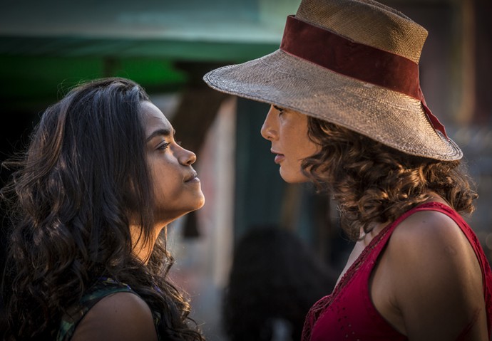 Luzia e Tereza se encaram de igual para igual (Foto: Inácio Moraes/ Gshow)