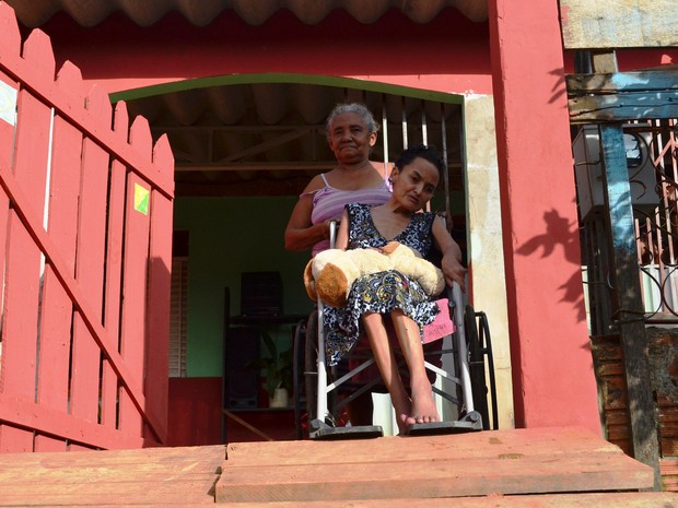 Dona de casa adota cadeirante (Foto: Rayssa Natani/G1)