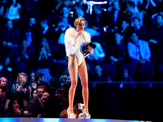 Miley Cyrus fuma cigarrinho suspeito durante o MTV EMA em Amsterdã, na Holanda (Foto: Sven Hoogerhuis/ AFP)
