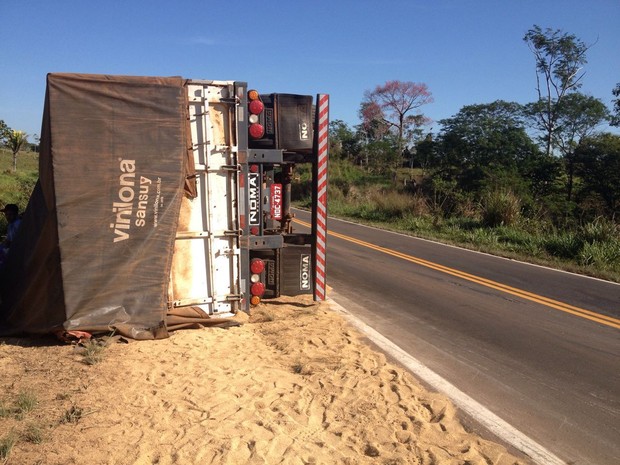 Carga foi saqueada após carreta tombar em Jaru (Foto: Franciele do Vale/G1)