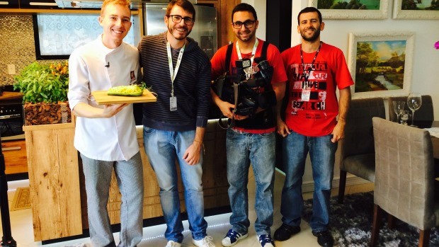 O chef Jordan Franzen, com Juliano Zanotelli, Mateus Castro e Tiago Maia (Foto: Divulgação)