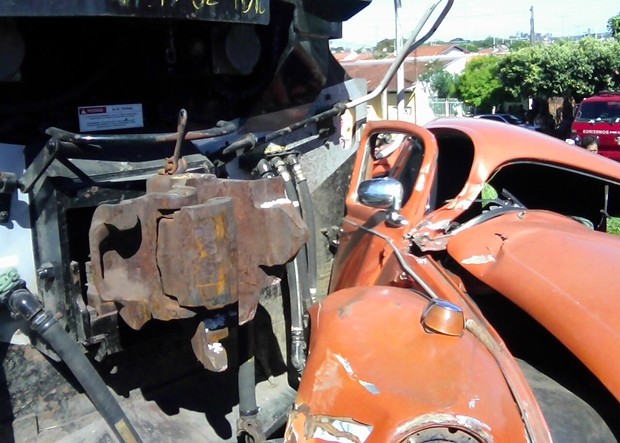 Carro não conseguiu atravessar e foi atingido (Foto: Reprodução / TV Tem)