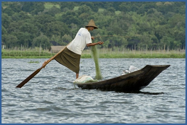 Cercado por montanhas, o lago Inle é a principal fonte de recursos para os pescadores que remam com a perna (Foto: Haroldo Castro/ÉPOCA)