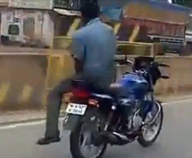 Homem ficou em 'moto fantasma' em alta velocidade por pelo menos dois minutos (Foto: Reprodução/YouTube/theworldextract)