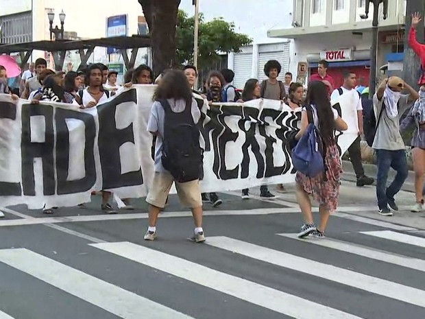 Estudantes fazem protesto contr a máfia da merenda no Centro de São Paulo (Foto: TV Globo/Reprodução)