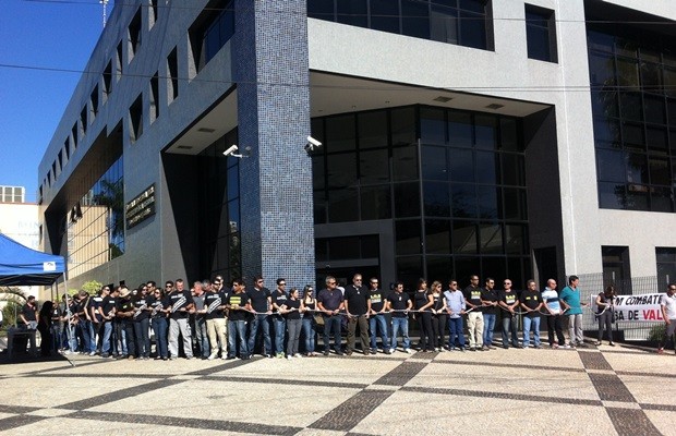Cerca de 70 policiais federais participaram do ato em Goiânia (Foto: Fernanda Borges/G1)