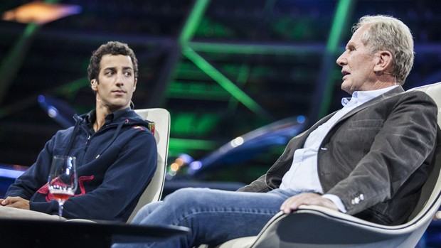 Anúncio de Daniel Ricciardo foi feito ao vivo em TV da RBR pelo consultor do time, Helmut Marko (Foto: Divulgação)