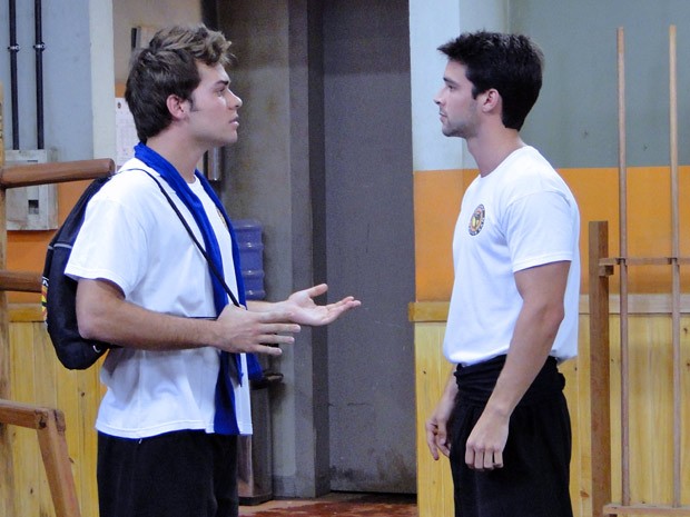 Nando diz a Betão que ele vai treinar com Gabriel e o lutador não gosta (Foto: Malhação / Tv Globo) Nando diz a Betão que ele vai treinar com Gabriel e o lutador não gosta (Foto: Malhação / Tv Globo)