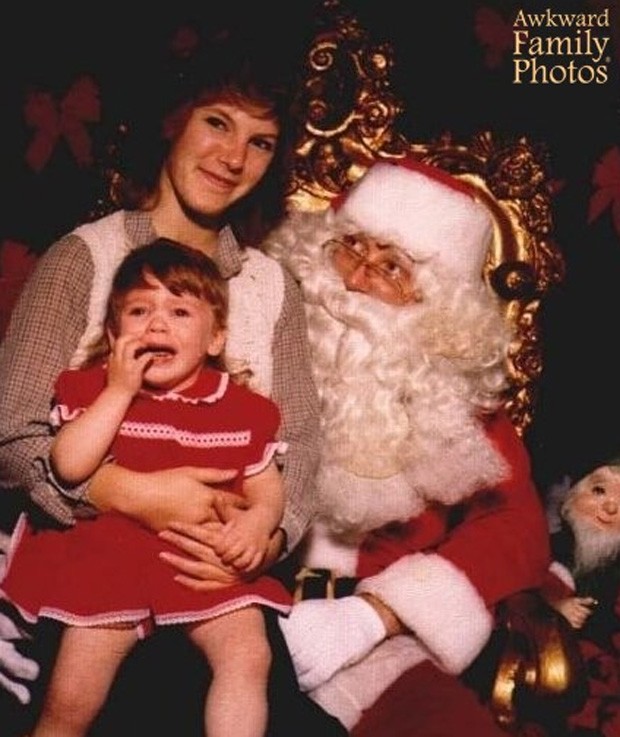 Garota no parecia feliz ao sentar no colo do Papai Noel (Foto: Divulgao/Awkward Family Photos)