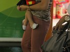 Fernanda Pontes brinca com a filha em loja de brinquedos