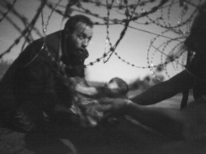 Imagem eleita &#39;foto do ano&#39; mostra bebê em fuga de migrantes rumo à Europa (Foto: Warren Richardson/World Press Photo 2016)
