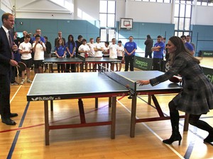  Príncipe William e sua esposa Kate jogam tênis de mesa durante visita a uma escola em Glasgow, Escócia. (Foto: David Cheskin/Reuters)