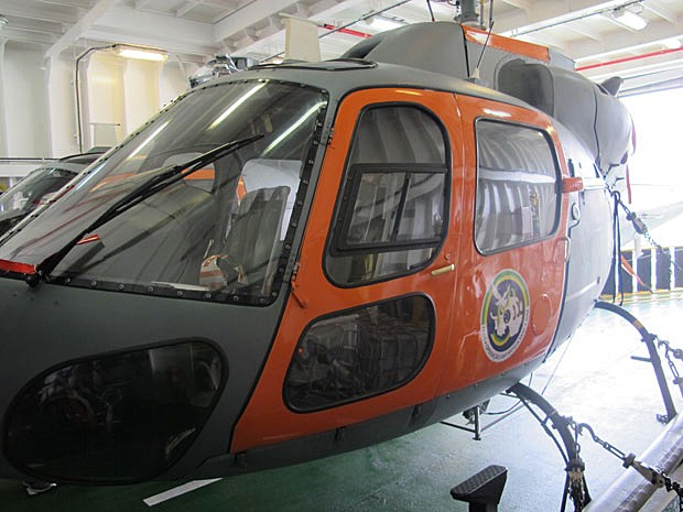 Helicóptero usado durante a missão da Marinha na Antártica é guardado em navio polar (Foto: Eduardo Carvalho/G1)