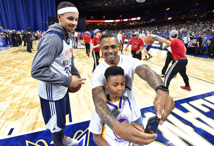 Stephen Curry treino All-Star NBA basquete torcida selfie (Foto: Reuters)