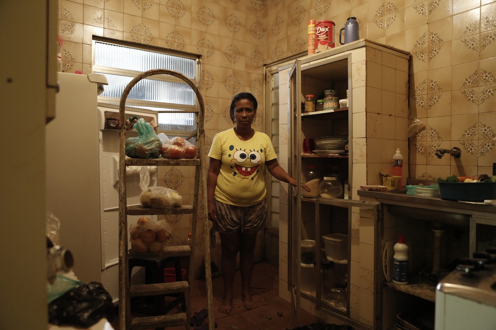 Pensionista mostra alimentos que recebe de doação (Foto: Marcos Serra Lima/ G1)