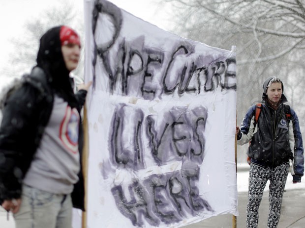 Estudantes exibem cartazes contra a cultura do estupro nas fraternidades (Foto: Matt Rourke/AP)