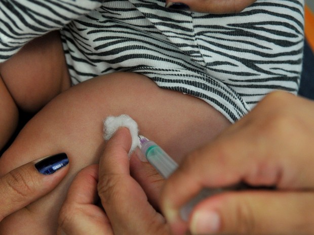 Criança de colo recebe vacina (Foto: Tony Winston/Agência Brasília)
