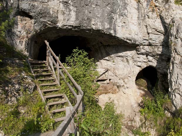Entrada da caverna Denisova, na Rússia (Foto: Instituto Max Planck de Antropologia Evolutiva)