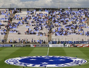 torcida do Cruzeiro na arquibancada da Arena do Jacaré (Foto: Marco Antônio Astoni / Globoesporte.com)