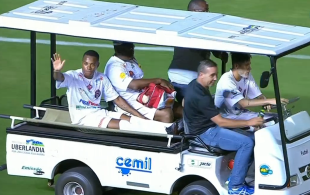 Robinho deixa campo de maca dirigida por Neymar (Foto: Reprodução SporTV)