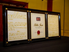 Placa com a letra de Billie Jean em litografia da original escrita à mão por Michael Jackson (Foto: Francisco Cepeda/AgNews)