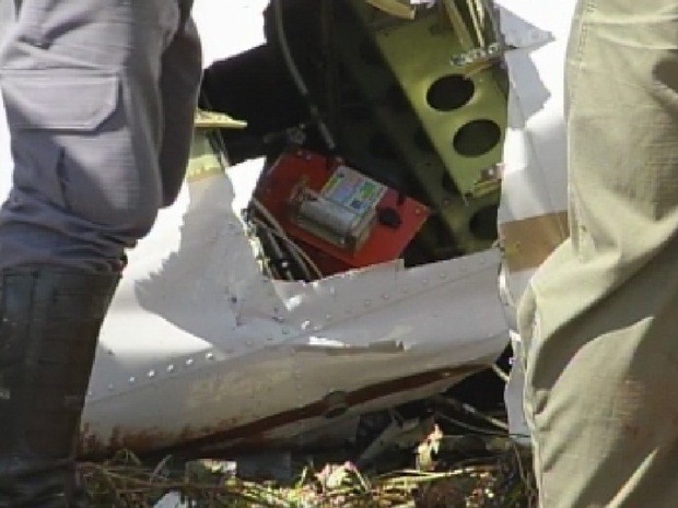 Bombeiros cortaram a lataria do avião para retirar um equipamento, que seria a caixa-preta  (Foto: Reprodução TV TEM)